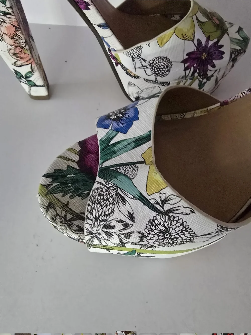 Delicious White Floral Platform Block Sandals with Ankke Strap, Size 7 1/2